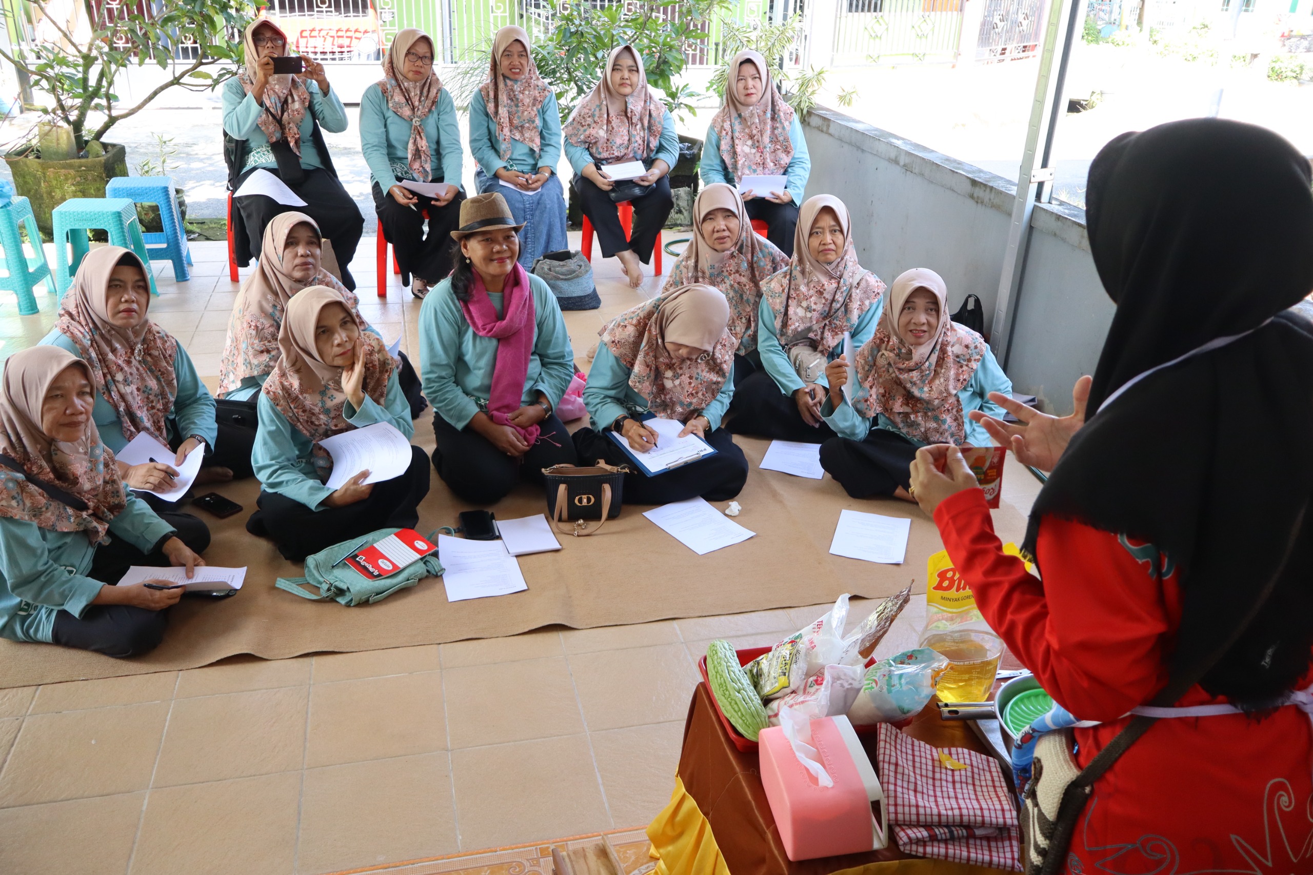 UMKM Training for Housewives of “Kembang Dahlia” Group